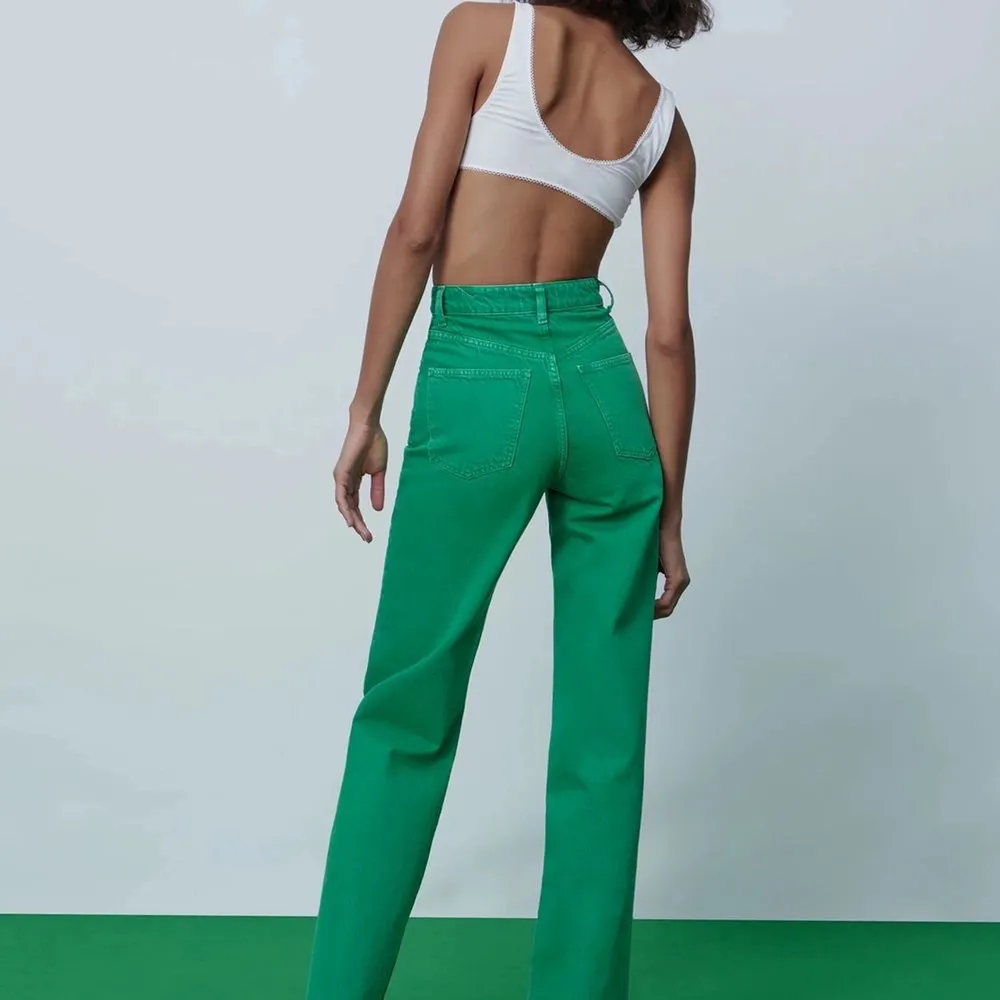 Gröna jeans från zara. Kommer ej till användning därför säljes. Skriv privat för mer bilder. Lägg bud sedan tillägs frakt☺️☺️. Jeans & Byxor.