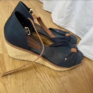 Kilklackar - Ett par kilklackar från Tommy hilfiger💙 väldigt bra skick 