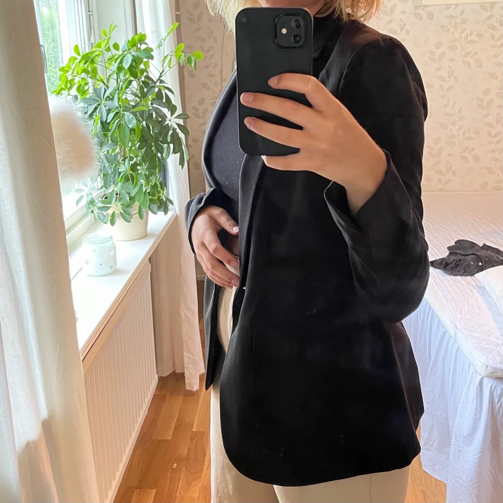 Svart blazer/kavaj. (Det är spegeln som är fläckig, inte plagget!) säljer för 150kr i storlek 38. Köparen står för frakten!😊. Övrigt.