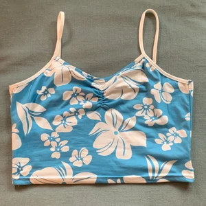 Linne - Simpelt blått linne med Hawaii blommor på, köpt på shein och säljs för den inte kom till användning. Kan endast mötas upp i sthlm tc eller södra sthlm.