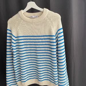 Zara - Säljer jätte mysig tröja från zara💕 lappen finns kvar då den aldrig varit använd 