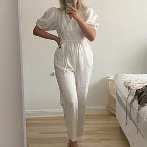 Byxdress i linne från & Other Stories - Fannntastisk byxdress med puffärmar! Köpt ny, endast använd nån enstaka gång. Jag har sytt in benen liiiitegrann för att få dem rakare (tidigare lite fladdrigare längst ner, man kan ta bort stygnen om man vill återställa det). Helt i linne, superskön!!