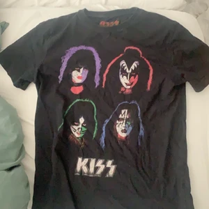 Kiss-tröja - Använd men bra skick! Köpare står för frakten🖤