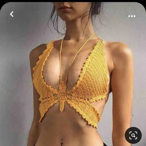  - Intressekoll på fjärils-top! Jag virkar dem själv och tänkte kolla om det finns intresse för att köpa? För 200kr hade jag kunnat virka en i önskad färg🥰🧶 (första bilden är lånad)