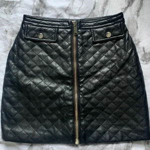 Läderkjol strl S - Svart lädekjol som är superfin men är för liten för mig. Har haft kjolen ett tag och använt den ett antal gånger men den är i bra skick. Frakt tillkommer även 🌸