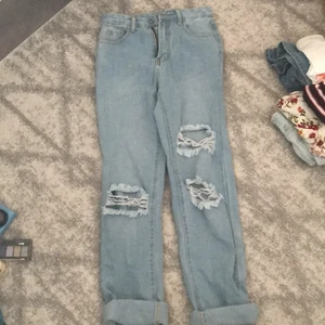 Jeans - Wide jeans💙aldrig använt bara testat hur dem sitter på, dem är ganska stora i storleken🤍Är i storlek XS men passar S💗skriv för frågor eller fler bilder🥰