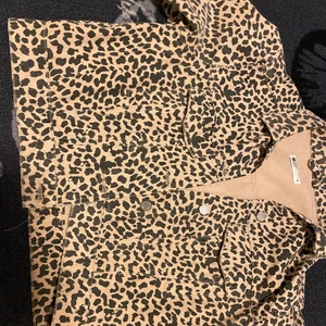leopard jeansjacka - jättefin jeans jacka i leopardmönster från gina fast den säljs inte längre, köptes 2019 :) perfekt skick!
