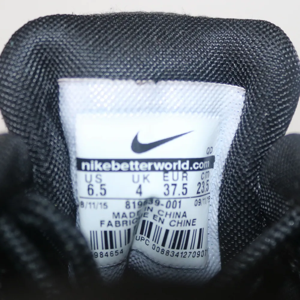 Dark Grey Nike skor i Strl 37.5. Använt de enbart 3 ggr. Skorna är i snyggt skick. Ny pris är 1500. Jag säljer de för 600 kr.. Skor.