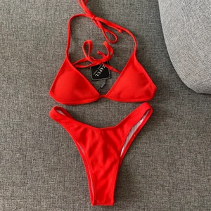 Bikini röd Zaful storlek S - Säljer en bikini från Zaful. Storlek S. Den är endast testad! Jättefin röd färg. Bh med inlägg, ger en fin push-up. Trosor med hög midja och smala baktill. Köparen betalar frakten på 48:- bud från 50:- bud är bindande!