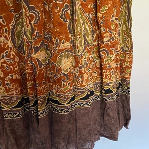 Långkjol - Jättefin lång kjol. Står ingen storlek men Sitter bra p mig som är ungefär S, väldigt stretchig så skulle nog passa både M och XS. Frakt tillkommer, kan möjligtvis mötas upp i Gbg.