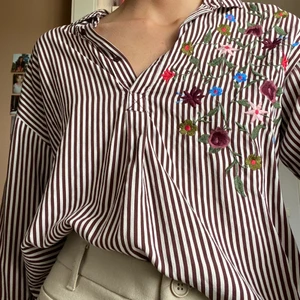 blus med blommor  - så somrig blus med blommor på som passar med allt! lite oversized på mig som brukar ha xs/s💓💓 fraktpris tillkommer