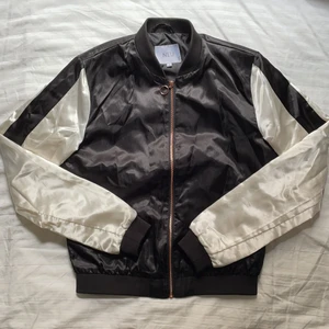 Bomberjacka  - Säljer denna coola bomberjackan köpt för nåt år sen på Lager 157 i Stockholm. Fint skick!🌟🌟