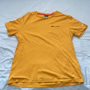 Orange/gul(?) champion t-shirt i utmärkt kvalité. Storlek L. Köparen står för frakt och betalas via Swish✨