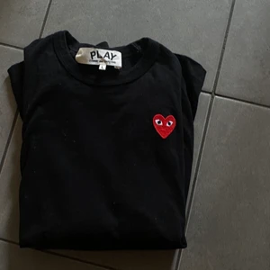 Cdg play longsleeve  - Säljer min cdg play longsleeve! Den är i storlek L men är liten i storlek, passar som en M. Väldigt gott skick då den inte kommit till så mycket användning ❤️
