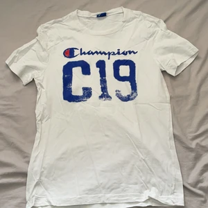 Champion t-shirt  - Fräsch champion t-shirt i fläckfritt skick! Storlek L. Köpare står för frakt och betalas via Swish✨
