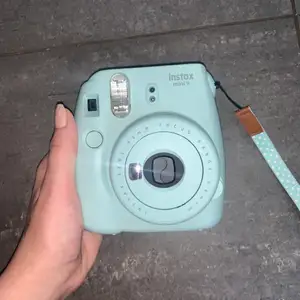 Instax mini 9 blå Aldrig en gång för att testa om den funkar annars bara haft som prydnad! Nya fotopapper får du också med! Betalning sker via swish