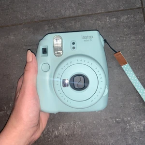 Instax mini 9 - Instax mini 9 blå Aldrig en gång för att testa om den funkar annars bara haft som prydnad! Nya fotopapper får du också med! Betalning sker via swish