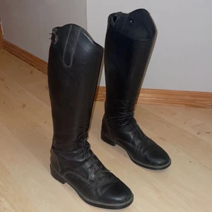 Ridstövlar i strl 38 från Hööks  - Ridstövlar i strl 38 från Hööks. Väl använda men i bra skick. Köparen står för frakten. 