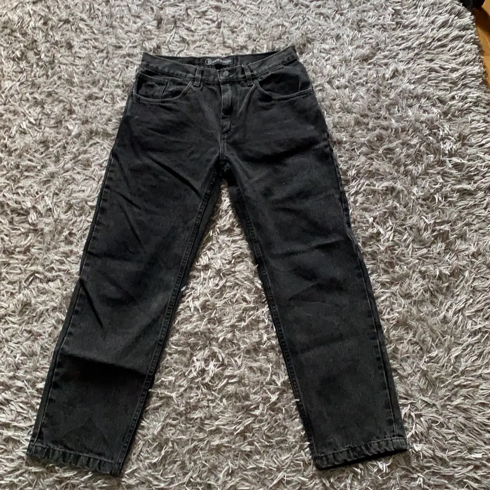 Svarta jeans från polar skate co!! Strl 30x30, pris kan diskuteras!!. Jeans & Byxor.