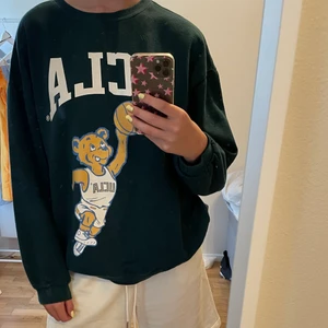 Sweatshirt  - Säljer nu min sweatshirt från hm som länge varit min favorit. Tröjan är i storlek L