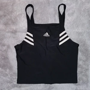 Adidas tränings topp - En adidas topp som ger bra support, som ny :)