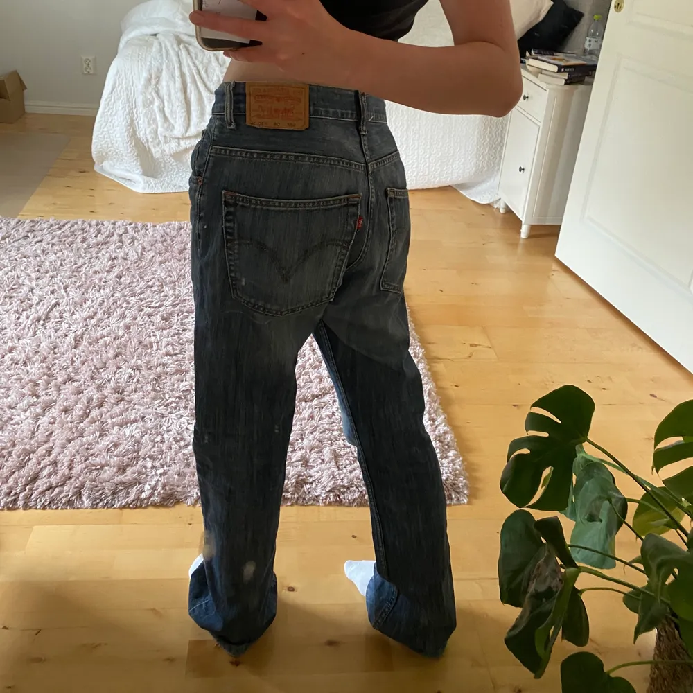 Lågmidjade Levi’s jeans som tyvärr är lite för stora i midjan på mig! Långa på mig som är 170 cm. Midjemåttet är ca 90 cm och insömmen är ca 82 cm❣️. Jeans & Byxor.
