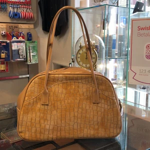 Väska  - Jag säljer denna väska för 100kr, köparen står för frakten.💞