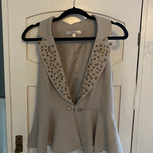 Grå väst med pärlor - Jättefin grå väst från Oxygen med fina detaljer i Storlek S. Kan mötas upp i Hägersten eller posta den 🤗