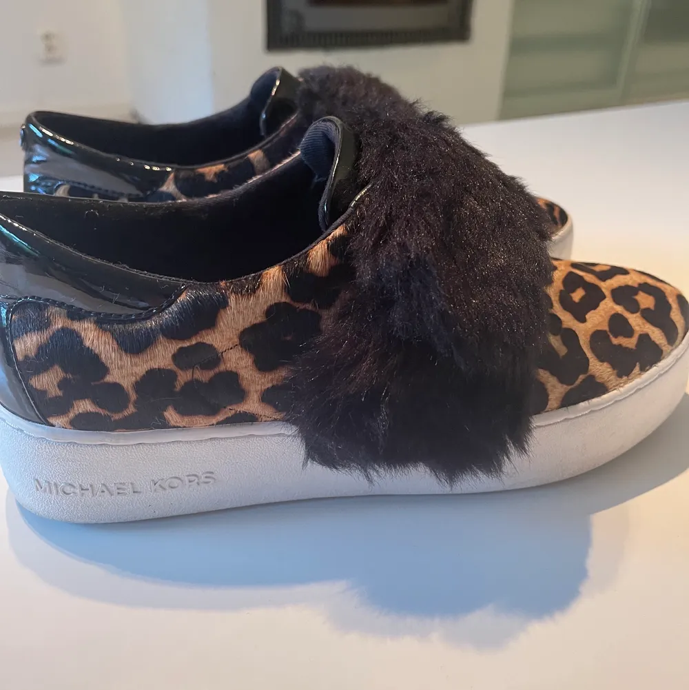 Balla och unika Michael Kors sneakers i leopardmönster med svart fejkpäls. Dom är använda ett fåtal gånger då dom var lite för små för mig så dom har inga slitningar. Nypris var 4000 kr och dom säljs inte längre. 100% äkta💕💕. Skor.