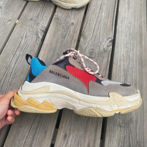 Balenciaga triple S  - WTS ciaga triple s size: 42 cond: 8/10 sparsamt använt bin: 3799kr