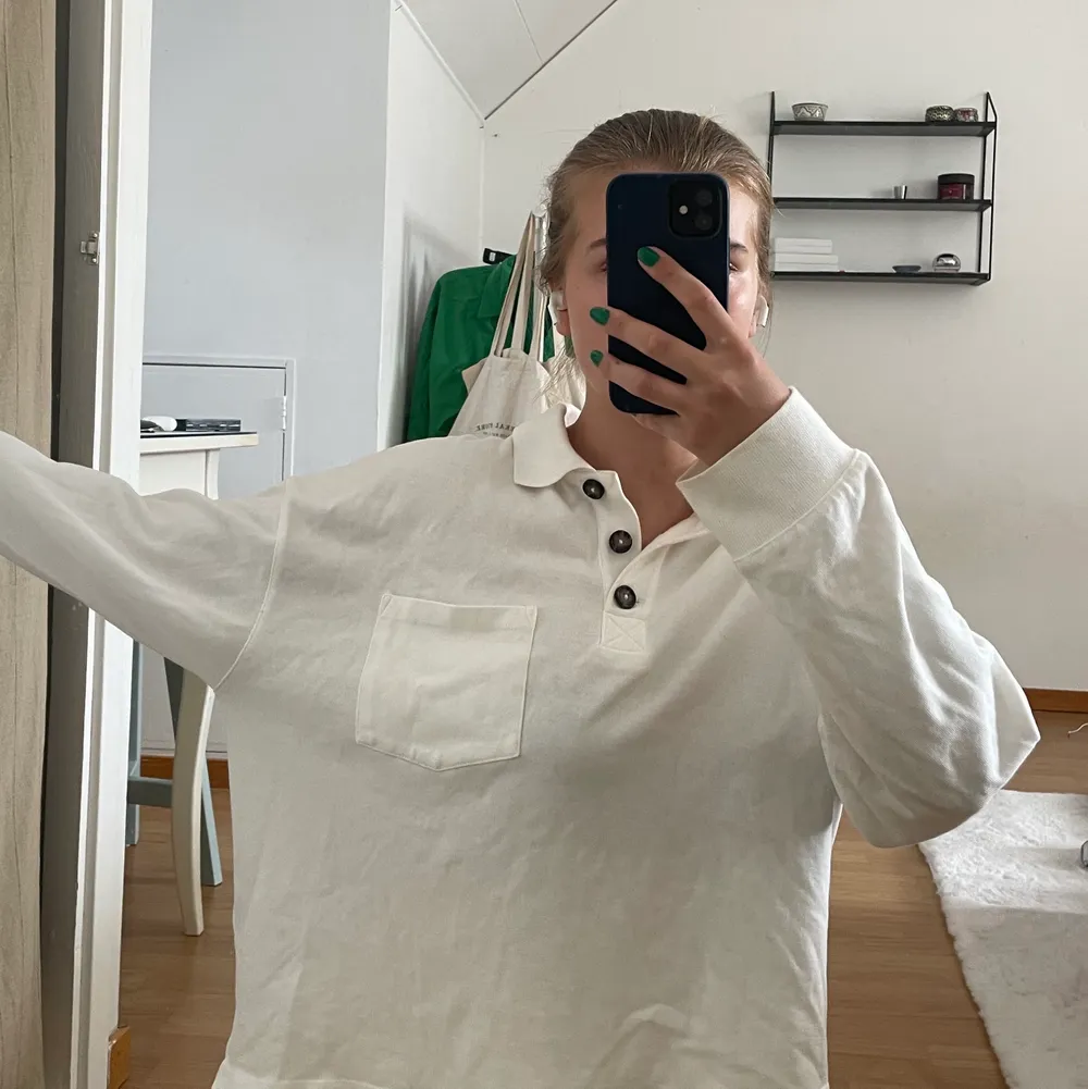 Långärmad vit tröja ifrån Monki som är något större i modellen. Kommer inte till användning hos mig med är super fin och inte speciellt tjock! Är själv S och ni ser hur den sitter på mig i bilderna över^ 🥰. Tröjor & Koftor.