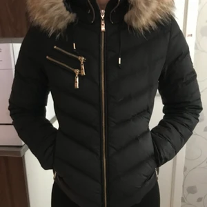 Hollies jacka  - Jag säljer denna jacka pga av attt jag inte vill ha den längre. Har haft den i 2 år så den är it så gammal 