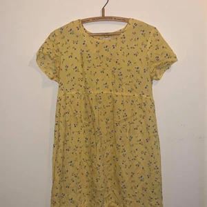 Blommig sommarklänning  - Superfin och skön sommarklänning, lätt att bara dra på sig till både vardags och tillställningar! 