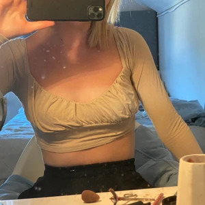 Beige topp  - (har ett litet hål i mitten av tröjan, sömmen. men det syns ej om man inte drar i den. Ser ut som på bilden när man har den vanligt) oklart vilket märke. 