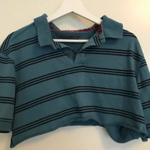 t-shirt - croppad t-shirt i ca storlek L, passar även mindre som oversize. klippt kort. 