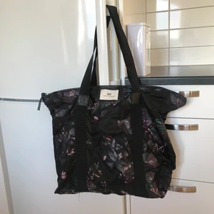 Day väska  - En blommigväska från Day som knappt är använd i större model 