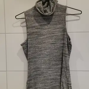 Grå tröja från H&M i storlek S. Fint skick 😍 Frakt tillkommer 💕
