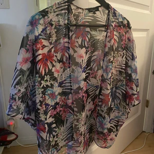 Strandkimono - Riktigt fin kimono/kofta att ha under sommaren. Passar perfekt för en dag på stranden! Storleken är Size4, men den passar både S-L skulle jag säga beroende på hur man vill att den sitter. Köparen står för frakten! 