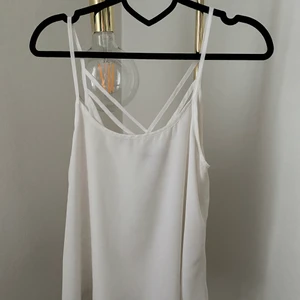 Vitt linne - Vit linne från Only med fina detaljer i ryggen. 🦋🌼