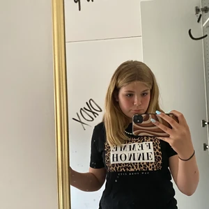 T-shirt - Denna tröjan är köpt ifrån Gina, och är lite oversized, men inte för mycket bara lite luftigare liksom😋😋 