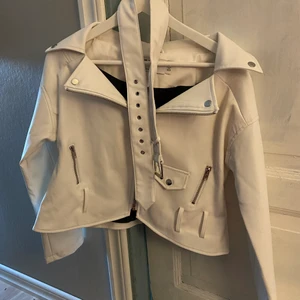 ASOS jacka  - Fin vit jacka från ASOS. Endast använd 1 gång. Pris 100kr + frakt på 45kr