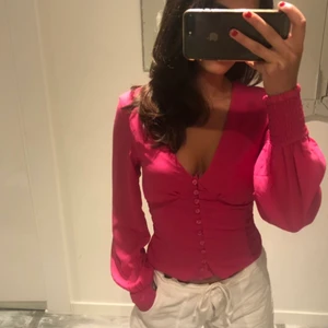 Rosa topp - Rosa tröja från H&M. Användes vid 1 tillfälle. Sjukt bra skick. Skriv pm vid frågor 💕💕