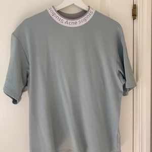 Acne tröja - säljer min Acne tröja som knappt använts så sätter en 9/10 i skick. Nypris på denna är 1600kr men jag säljer den för 800kr. Tröjan är S men är lite oversize så passar mig som är s/m. Har även kvitto om det önskas! 