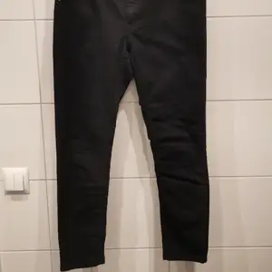 Svarta jeans från BikBok i storlek L. Sitter rätt på alla ställen och är väldigt bekväma 🤗 Frakt tillkommer 💕