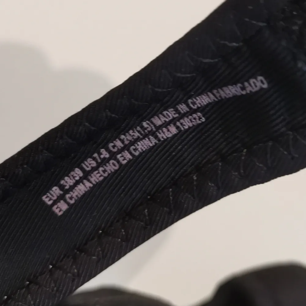 Svarta sandaler från H&M i storlek 38/39. Ej använda 🥰🖤 Gratis frakt 💕. Skor.
