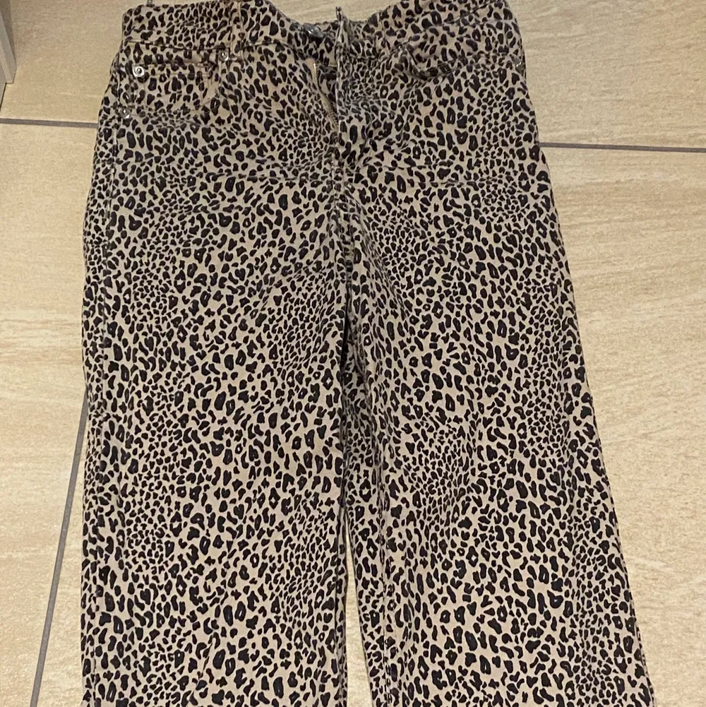 Fina leopardmönstrade jeans, strl xs säljer för 80kr+ frakt💗. Jeans & Byxor.