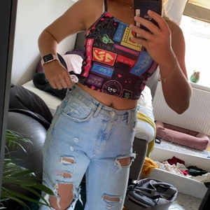 Linne - Ett tunt croppad neon linne med olika motiv på❤️sjukt skön men knappast använd. Från ROMWE❤️