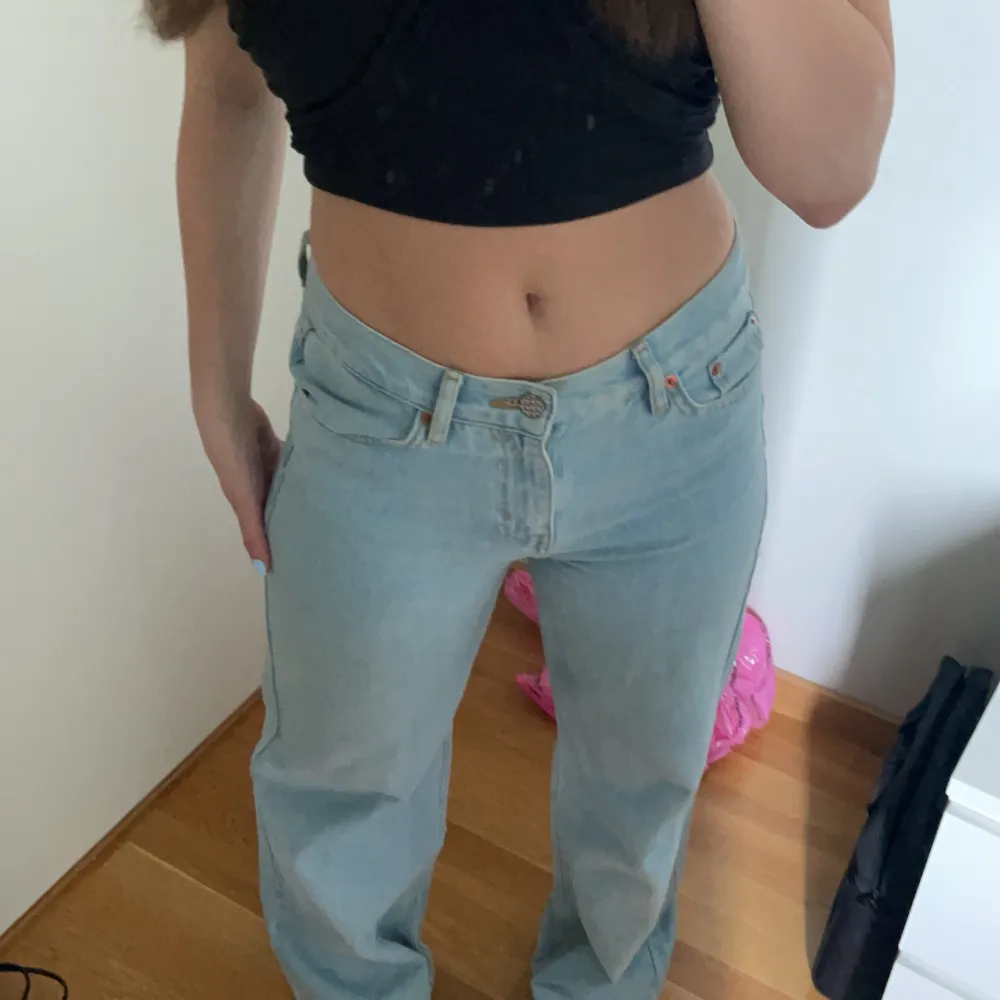 fina mid waist jeans från Weekday! Köpte för 500 kr. Jeans & Byxor.