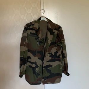 Militärjacka  - Militärjacka i storlek M köpt second hand för 4 år sen.
