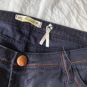 Jewel jeans - Snygga tajta jeans från jewel av glasig denim. Aldrig använd men tvättad. Tajta ben och snygga detaljer, stretch. 